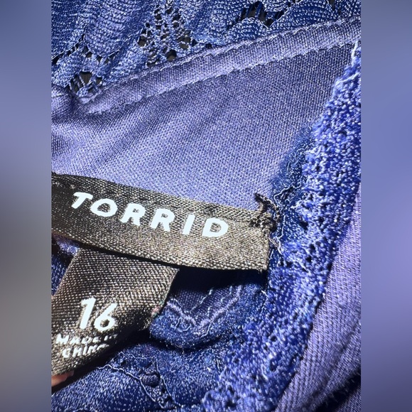 Torrid Navy V-Neck Lace Detailed Dress with Keyhole on back Size 16 EUC - Picture 4 of 6